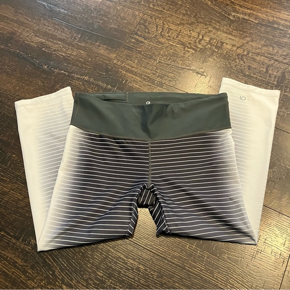 Gap Fit | Like new | Black, white & green leggings - Picture 2 of 8